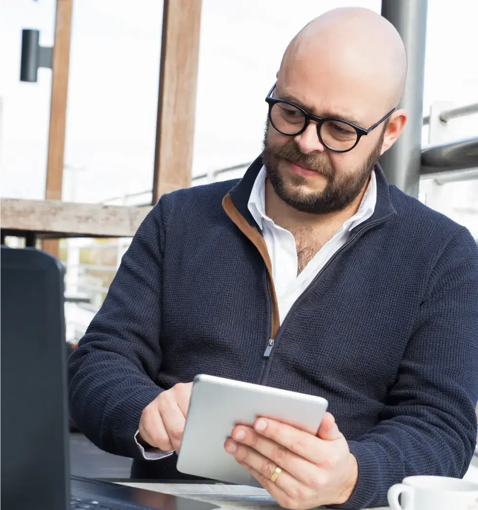 Man using tablet at café